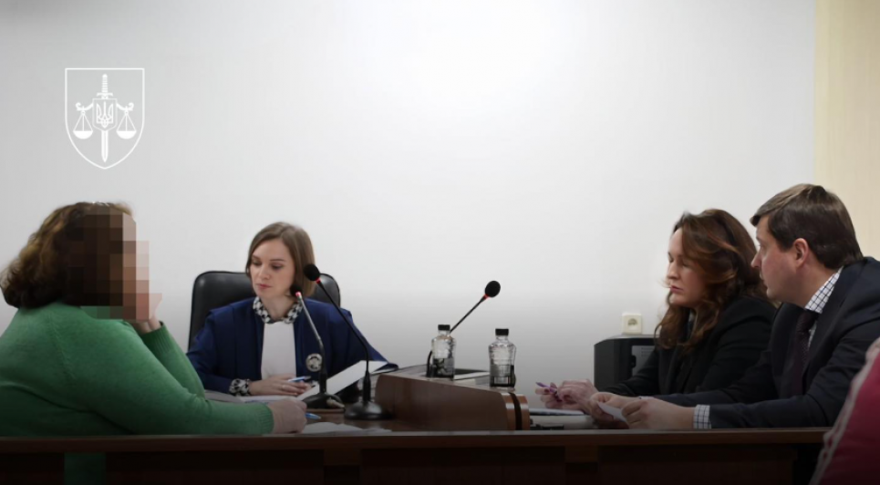 Смерть 10-річної Майї в Ужгороді: мати засуджена до 5 років умовно за бездіяльність після жорстокого побиття вітчимом, який отримав довічне ув'язнення.