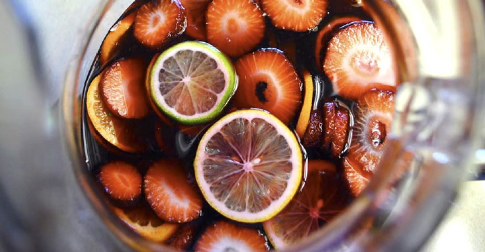 День сангрии 20 декабря: история испанского напитка и рецепт для зимнего вечера