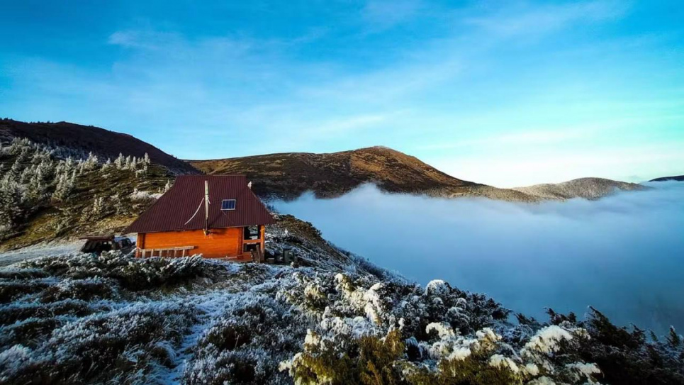 В Карпатах обновили горный приют «Рогнеска» для туристов