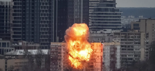 Вибух у Києві під час масованого удару РФ 27 грудня 2025 року. Фото: REUTERS/Gleb Garanich