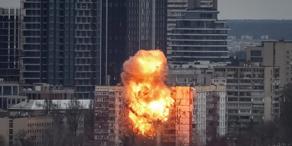 Вибух у Києві під час масованого удару РФ 27 грудня 2025 року. Фото: REUTERS/Gleb Garanich