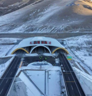 У Китаї відкрили найдовший у світі автотунель Тяньшань Шенлі