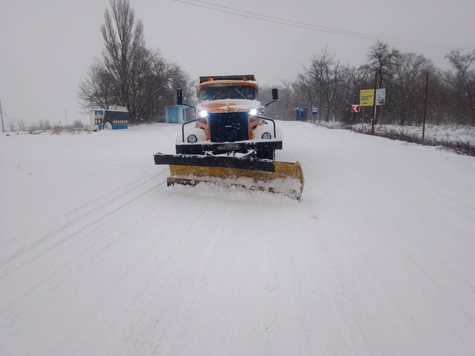 На дорогах України працює майже тисяча одиниць техніки, запроваджено обмеження руху