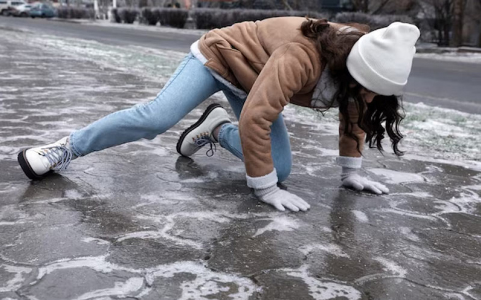 Чем посыпать лед зимой: песком, солью или каменной крошкой