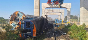 В Таиланде строительный кран раздавил вагон поезда с пассажирами