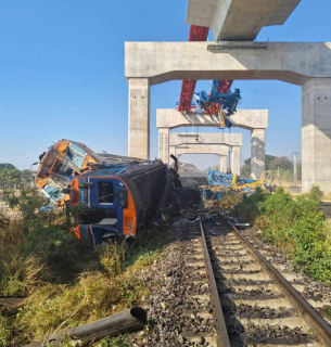 Трагедія в Таїланді: будівельний кран впав на пасажирський потяг, десятки загиблих