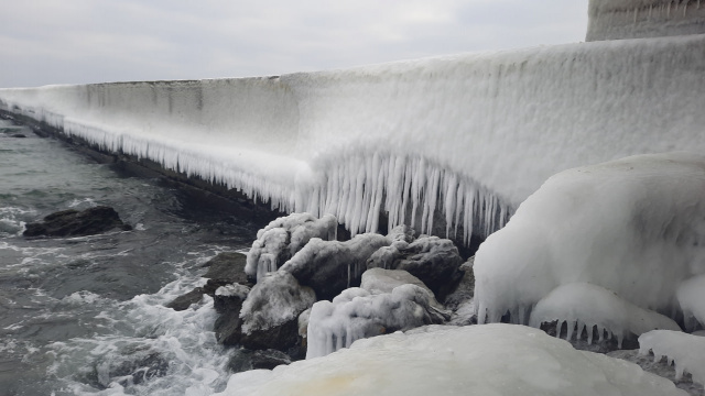 Крижане мистецтво природи: чому замерзання Чорного моря в Одесі — це добре для екології