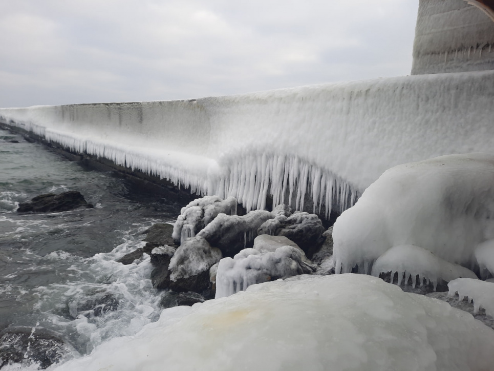 Крижане мистецтво природи: чому замерзання Чорного моря в Одесі — це добре для екології