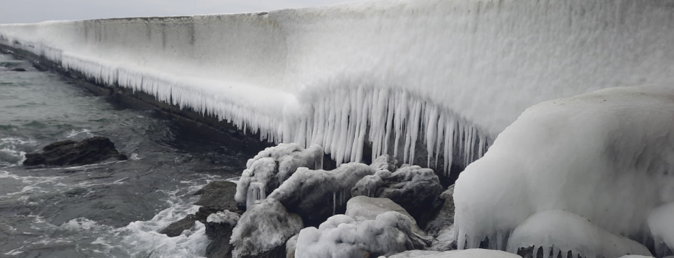 Замерзшая красота: Черное море в Одессе сковали редкие зимние льды