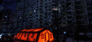 В Киеве развернули «пункты несокрушимости», где люди могут согреться и зарядить устройства. Фото: REUTERS/Valentyn Ogirenko