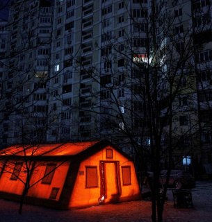 У Києві розгорнули "пункти незламності", де люди можуть зігрітися та зарядити пристрої. Фото: REUTERS/Valentyn Ogirenko