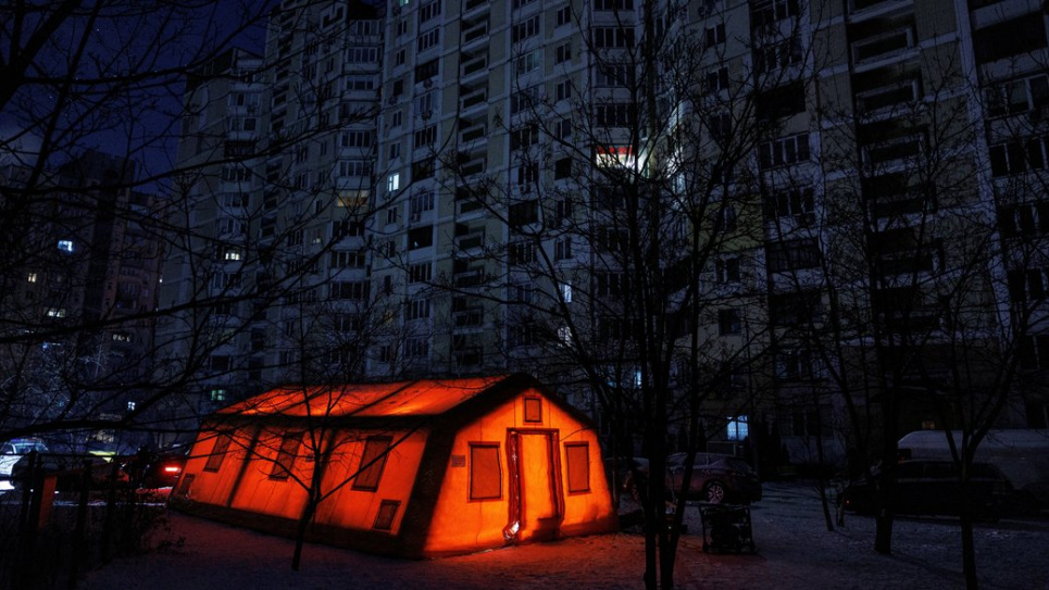 У Києві розгорнули "пункти незламності", де люди можуть зігрітися та зарядити пристрої. Фото: REUTERS/Valentyn Ogirenko