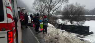 Микроавтобус с детьми слетел с трассы из-за гололеда, есть пострадавшие (ФОТО)