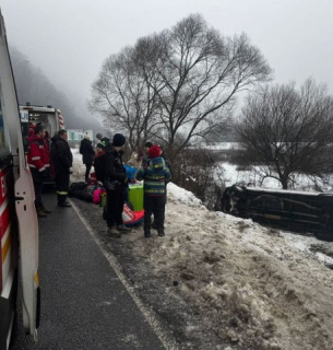 ДТП на Ужгородщині: через ожеледицю перекинувся мікроавтобус із дітьми, є травмовані.
Фото :pmg.ua