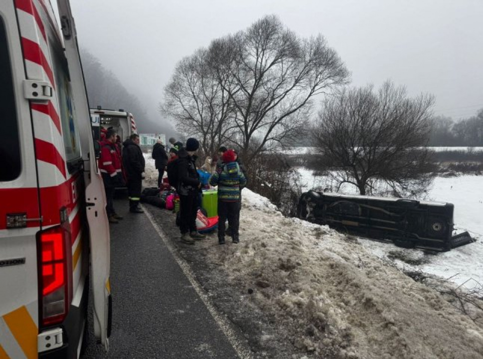 ДТП на Ужгородщині: через ожеледицю перекинувся мікроавтобус із дітьми, є травмовані.
Фото :pmg.ua