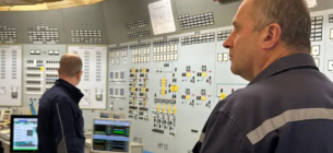 Технический персонал следит за работой диспетчерской на Хмельницкой атомной электростанции. Фото: BBC