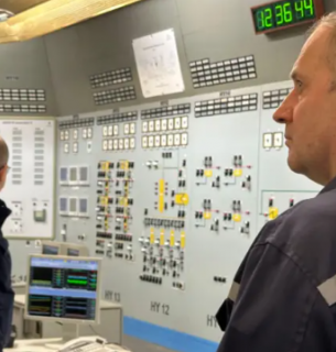 Технічний персонал стежить за роботою диспетчерської на Хмельницькій атомній електростанції. Фото: BBC