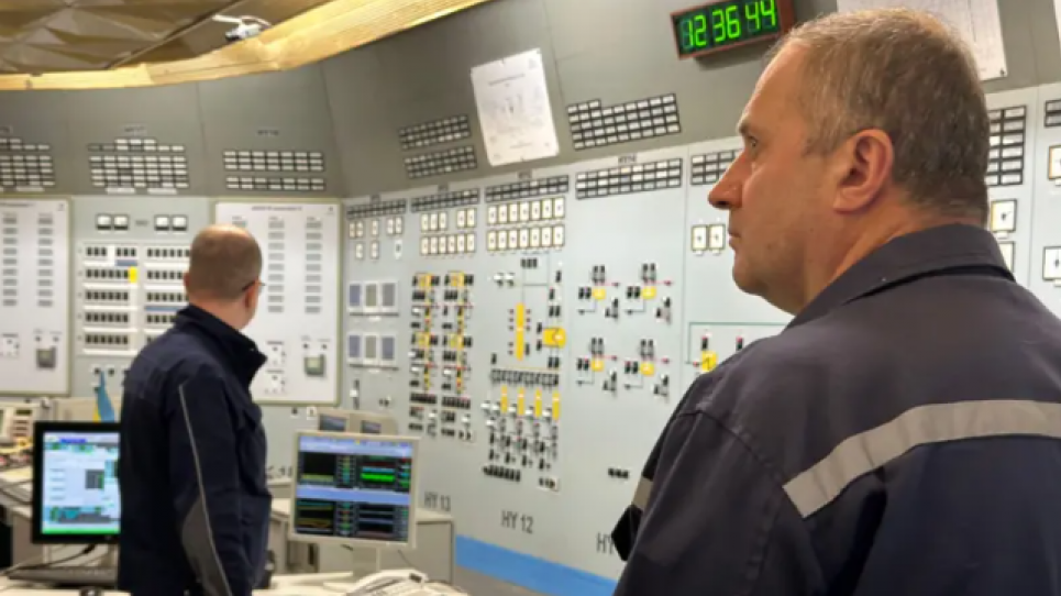 Технічний персонал стежить за роботою диспетчерської на Хмельницькій атомній електростанції. Фото: BBC