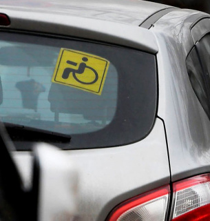 Нові правила паркування та пільг: Кабмін схвалив законопроєкт про переваги для водіїв з інвалідністю