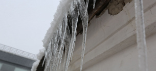 Сосулька повредила автомобиль: что делать для возмещения ущерба