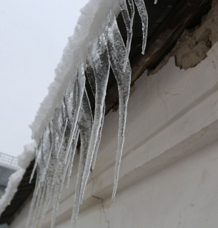 Сосулька повредила автомобиль: что делать для возмещения ущерба