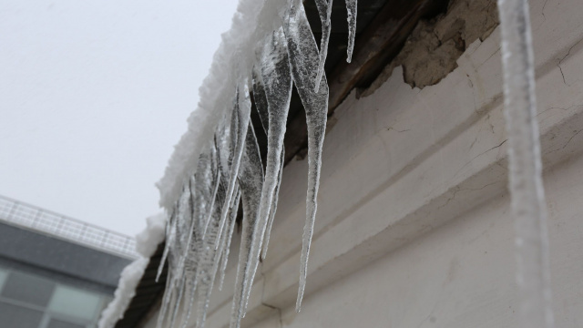 Бурулька пошкодила автомобіль: що робити для відшкодування збитків
