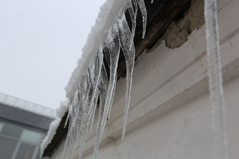 Бурулька пошкодила автомобіль: що робити для відшкодування збитків