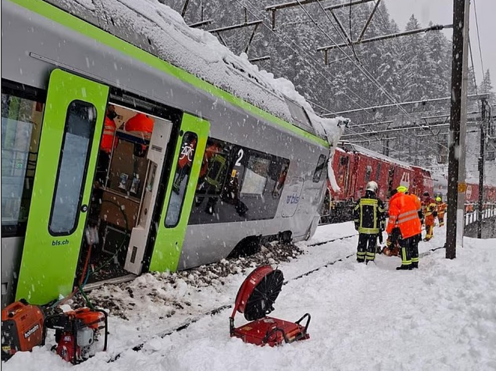 Аварія поїзда BLS у Швейцарії: через лавину постраждали люди