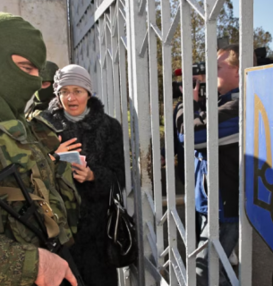 «Зеленые человечки» блокируют украинских военных в в/ч в Новоозерном, недалеко от Евпатории. 3 марта 2014 года. Фото: EPA