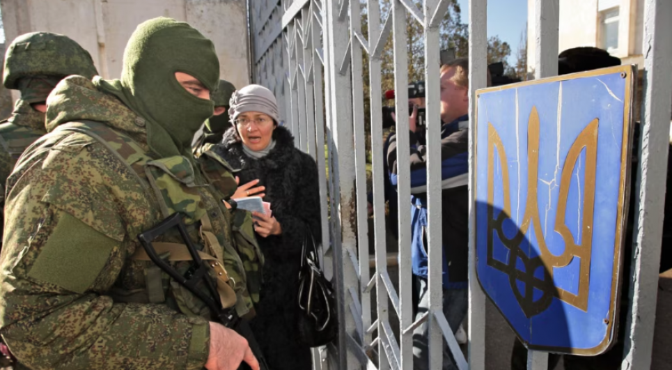 "Зелені чоловічки" блокують українських військових у в\ч в Новоозерному, що неподалік Євпаторії. 3 березня 2014 року. Фото: EPA