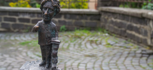 Мініскульптура "Екскурсовод" в Ужгороді, встановлена згадку про загиблих у російсько-українській війні гідів (Тараса Гайдука (прообраз скульпртури) та Івана Дівинця), а також на честь екскурсоводів-воїнів ЗСУ, які захищають Україну