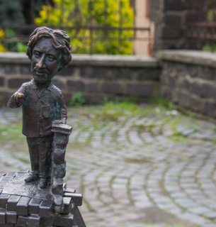 Минискульптура «Экскурсовод» в Ужгороде, установленная в память о погибших в российско-украинской войне гидах (Тарасе Гайдуке (прообраз скульптуры) и Иване Дивинце), а также в честь экскурсоводов-воинов ВСУ, защищающих Украину.