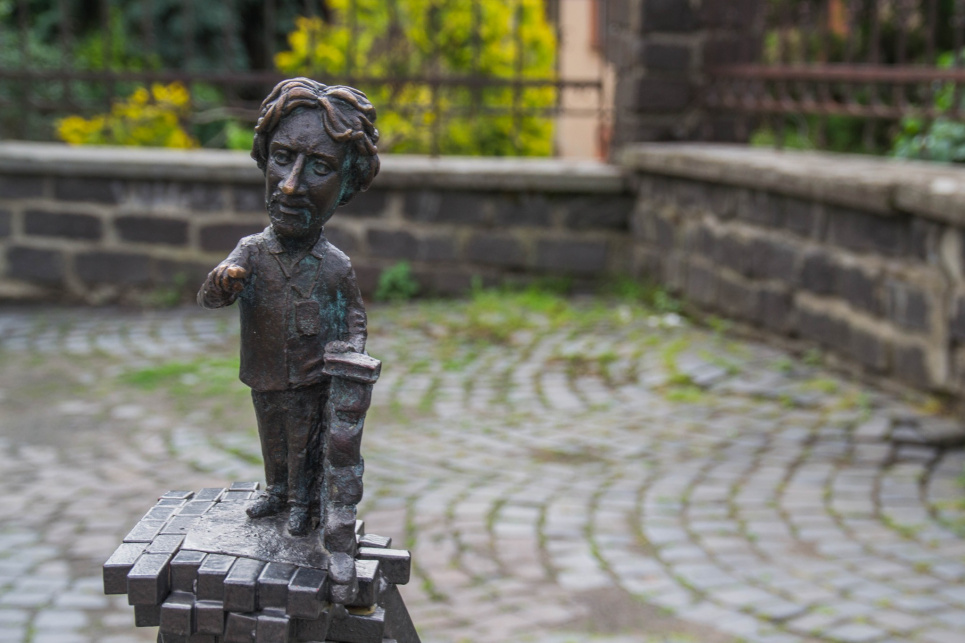 Минискульптура «Экскурсовод» в Ужгороде, установленная в память о погибших в российско-украинской войне гидах (Тарасе Гайдуке (прообраз скульптуры) и Иване Дивинце), а также в честь экскурсоводов-воинов ВСУ, защищающих Украину.