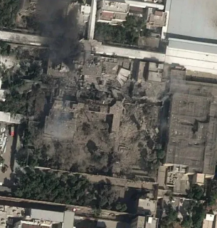 Резиденція Хаменеї перетворилася на руїни. Фото: jpost.com