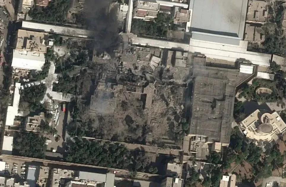 Резиденція Хаменеї перетворилася на руїни. Фото: jpost.com