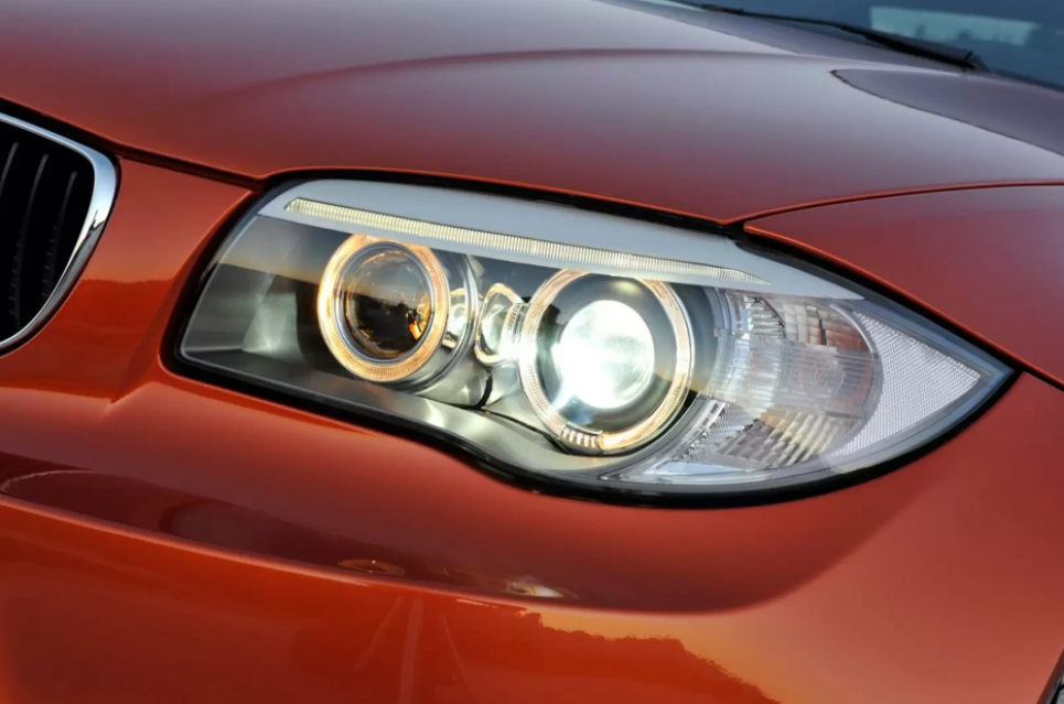 Чим відрізняється світловий потік у різних технологіях освітлення в авто