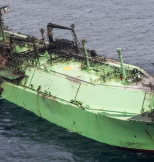 Танкер Arctic Metagaz дрейфує в Середземному морі: загроза вибуху та витоку. Фото: Newsbook Malta/AFP/Getty Images