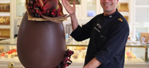 Шоколадное чудо в Ужгороде: кондитер создал гигантскую пасхальную писанку (ФОТО)