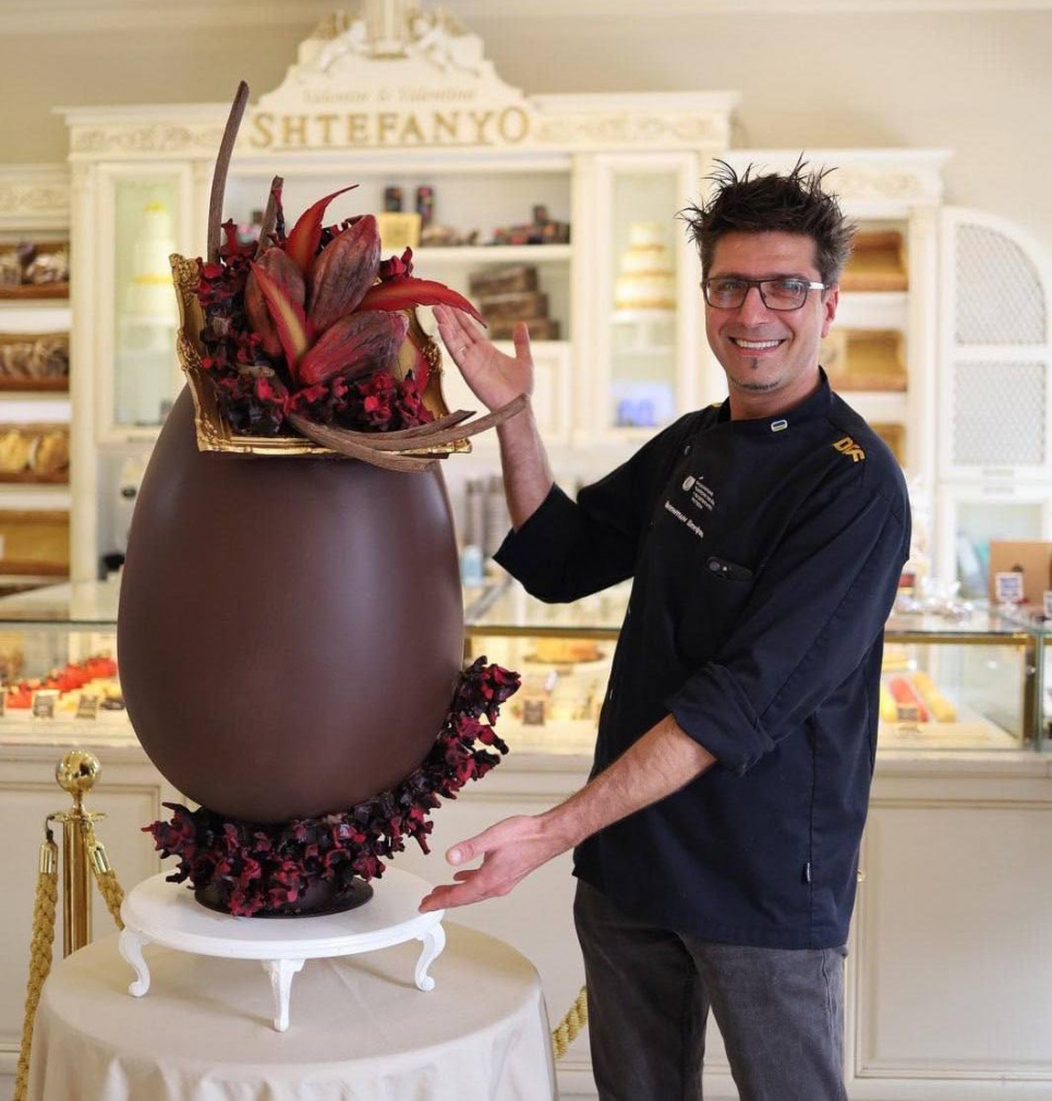 Шоколадное чудо в Ужгороде: кондитер создал гигантскую пасхальную писанку (ФОТО)