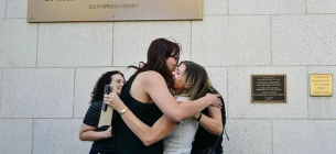 Родители и родственники пострадавших празднуют победу у здания суда. Фото: AFP via Getty Images