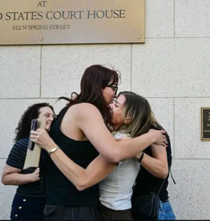 Батьки та родичі постраждалих святкують перемогу біля суду. Фото: AFP via Getty Images