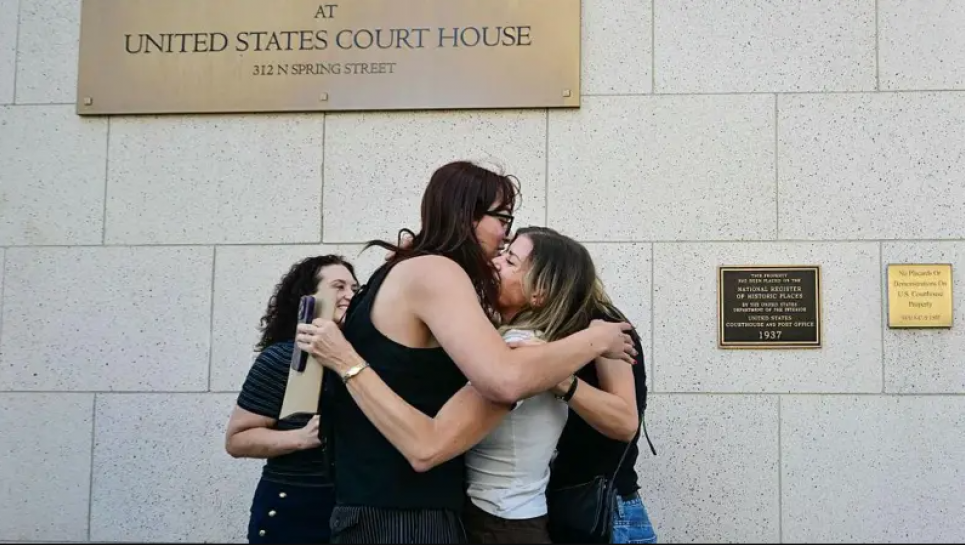 Батьки та родичі постраждалих святкують перемогу біля суду. Фото: AFP via Getty Images