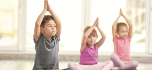 Йога помогает современным детям справляться со стрессом и развивать гибкость