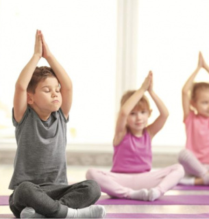 Йога допомагає сучасним дітям долати стрес та розвивати гнучкість
