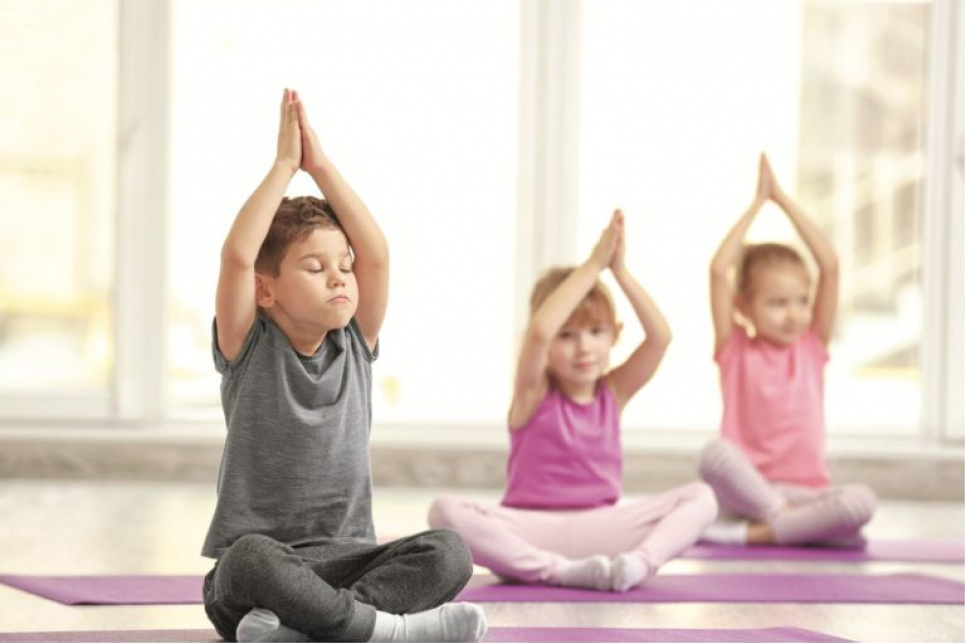 Йога допомагає сучасним дітям долати стрес та розвивати гнучкість