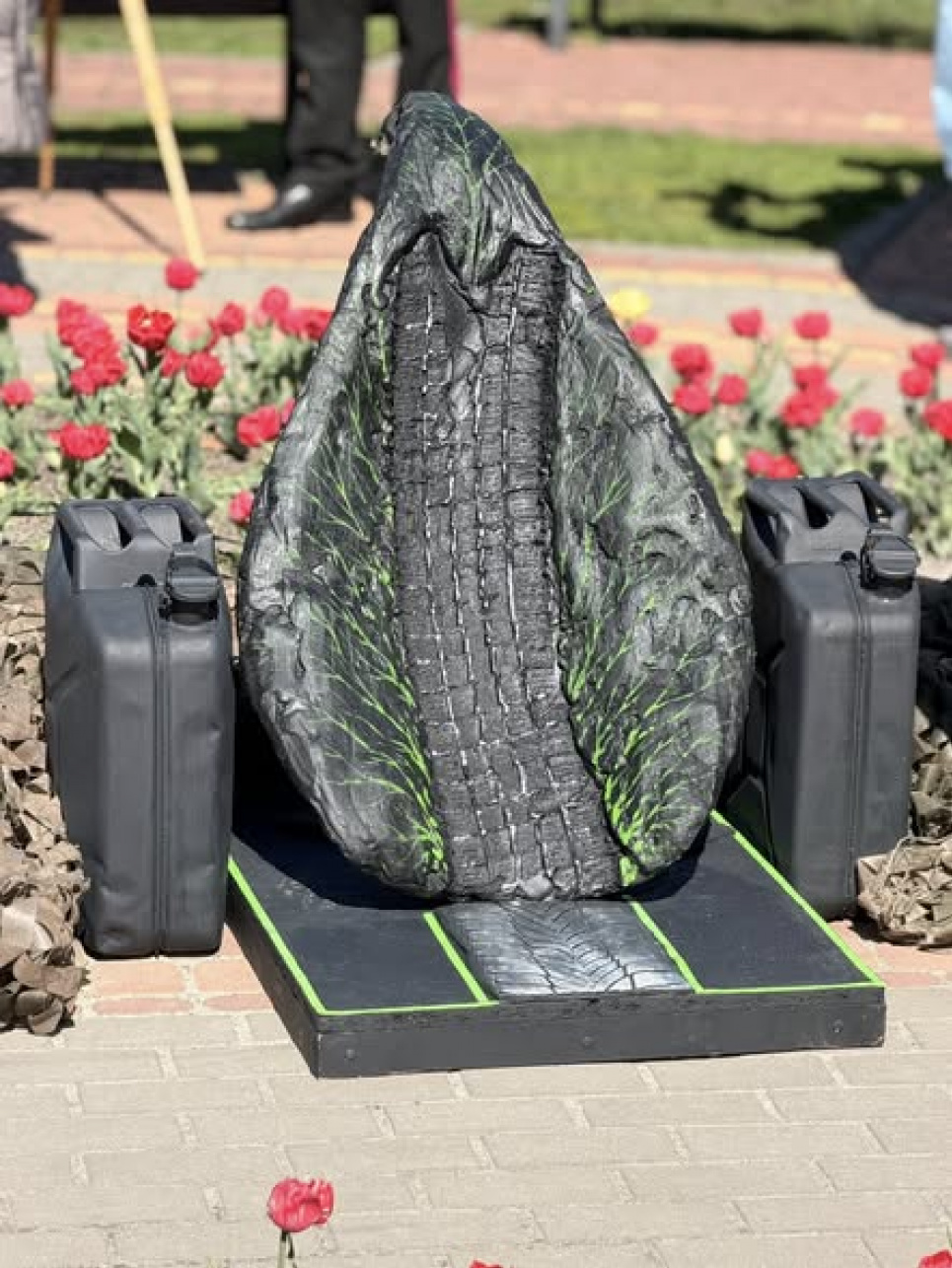 Скульптура из выбросов CO2 в Киеве