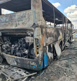Обстріл передмістя Дніпра: російська ракета знищила вакцинальний автобус із медиками