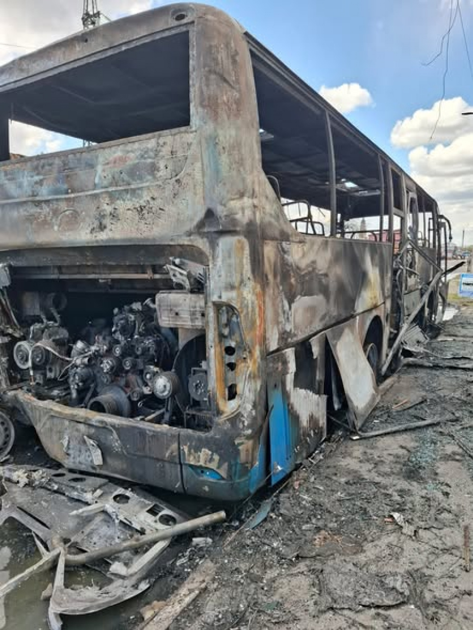 Обстріл передмістя Дніпра: російська ракета знищила вакцинальний автобус із медиками