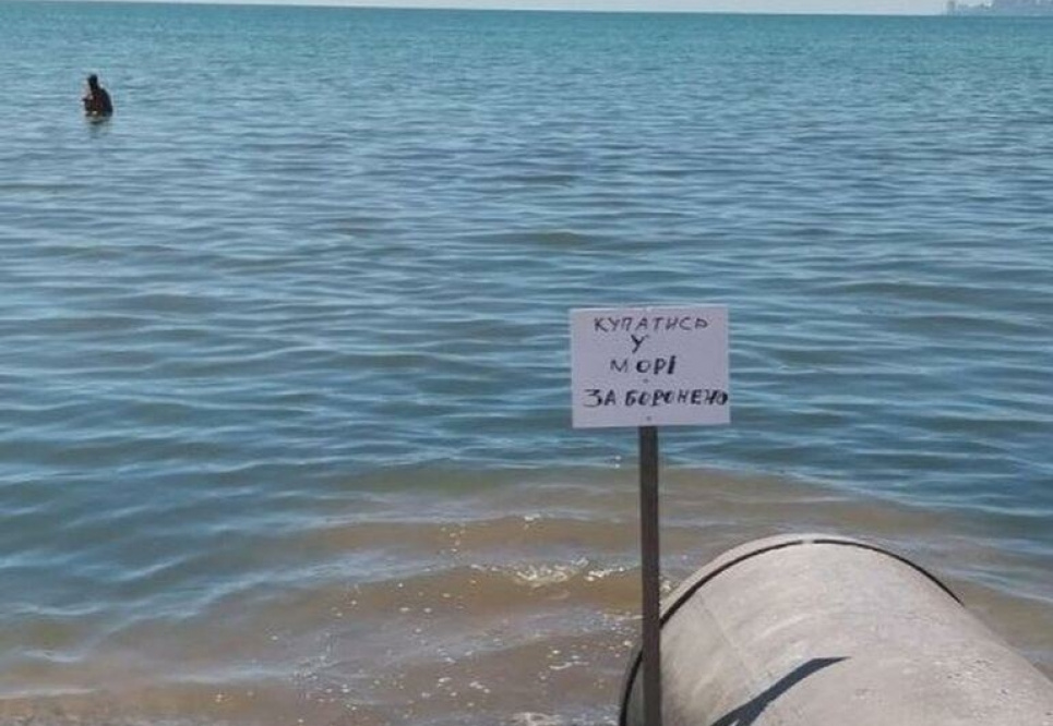 Обвал колектора у Одесі: море забарвилося в бурий колір
