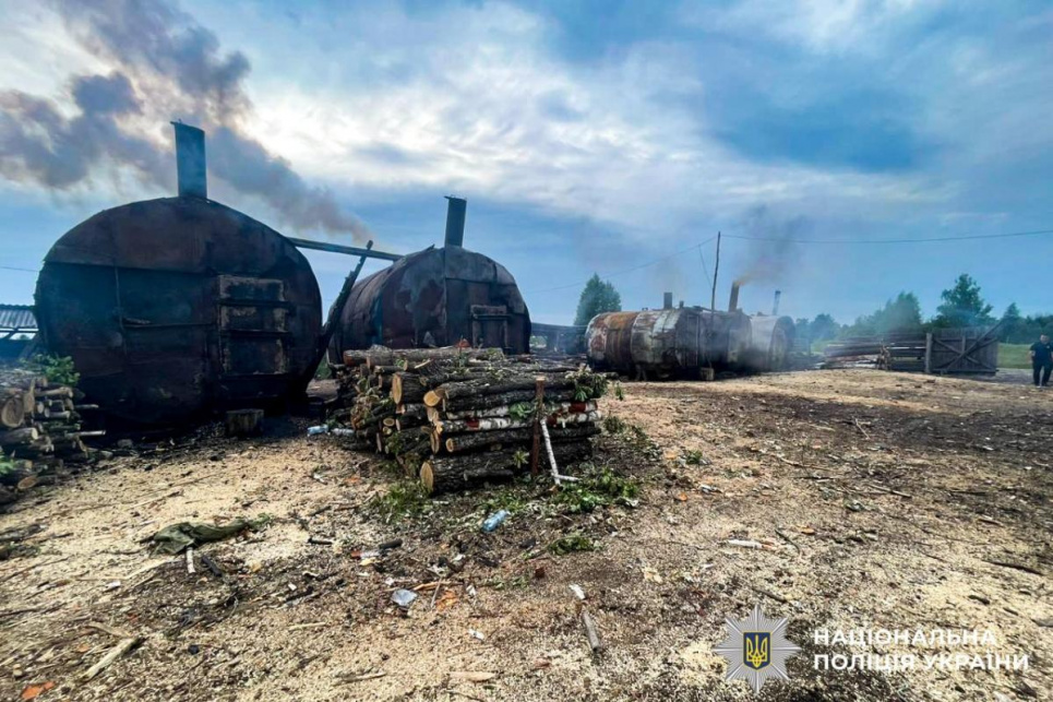 На Березнівщині поліція вилучила піролізні бочки та деревину
